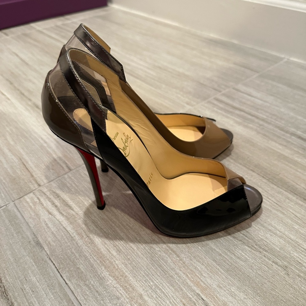 Christian Louboutin black patent open toe pumps sz 39⭐️